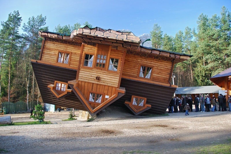 Rumah terbalik di Szymbark.