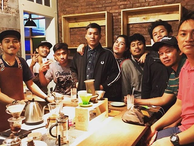 Anggota komunitas Vesparista saat ngopi bareng di sebuah Coffee Shop. (Foto: Dok. Pribadi)