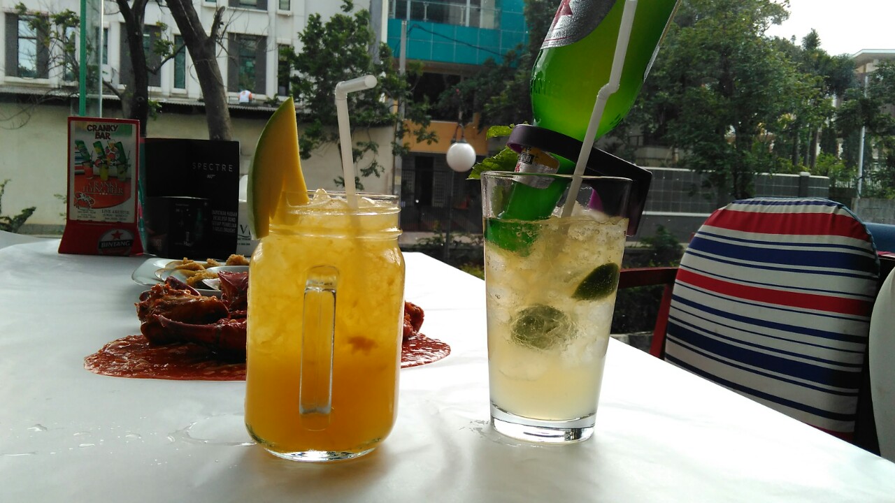 Cranky flying beer dari Cranky Crab. (suara.com/Firsta Nodia)
