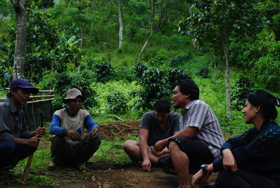 Anggota Komunitas Baraka Nusantara bersama beberapa petani di Desa Sembalun, Lombok. (Foto: Dok. Pribadi)