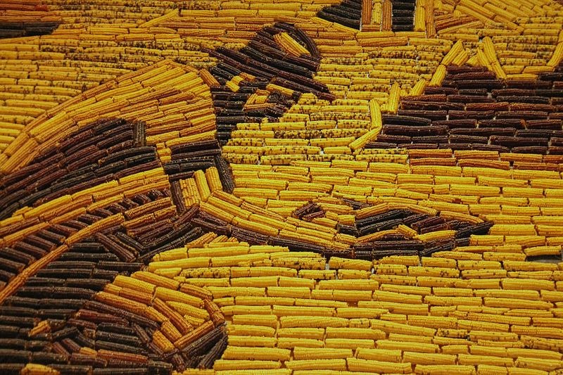 Berbagai hiasan di dinding The Corn Palace, Mitchell, South Dakota, AS yang disusun dari ribuan jagung hasil panen masyarakat setempat. (Foto: Robin Zebrowski/Flickr)