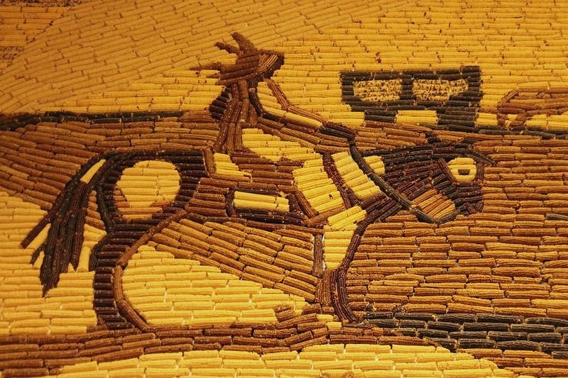 Berbagai hiasan di dinding The Corn Palace, Mitchell, South Dakota, AS yang disusun dari ribuan jagung hasil panen masyarakat setempat. (Foto: Robin Zebrowski/Flickr)