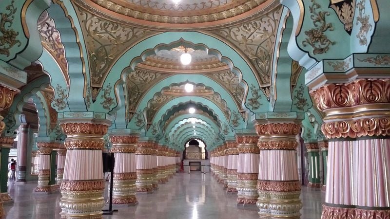 Bagian dalam Istana Mysore di Karnataka, India Selatan. (Foto: Dave Ginsberg/Flickr)