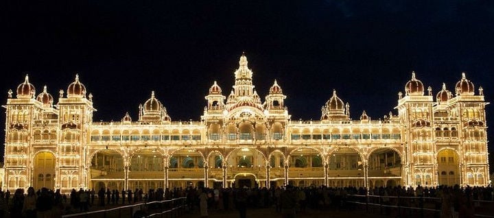 Istana Mysore di Karnataka, India Selatan, di waktu malam. (Foto: Lucas Pettinati/Flickr)