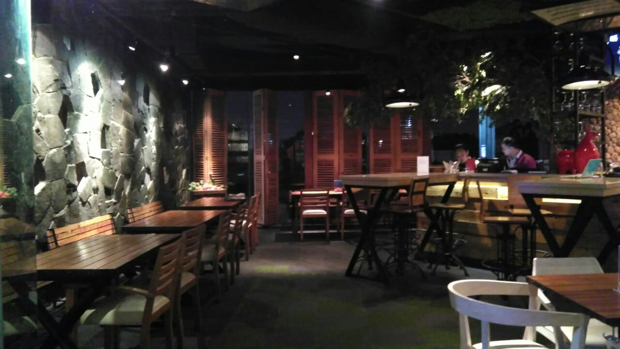 Suasana ruangan Red Tomato di Kemang Village, Jakarta. (Suara.com/Firsta Nodia)