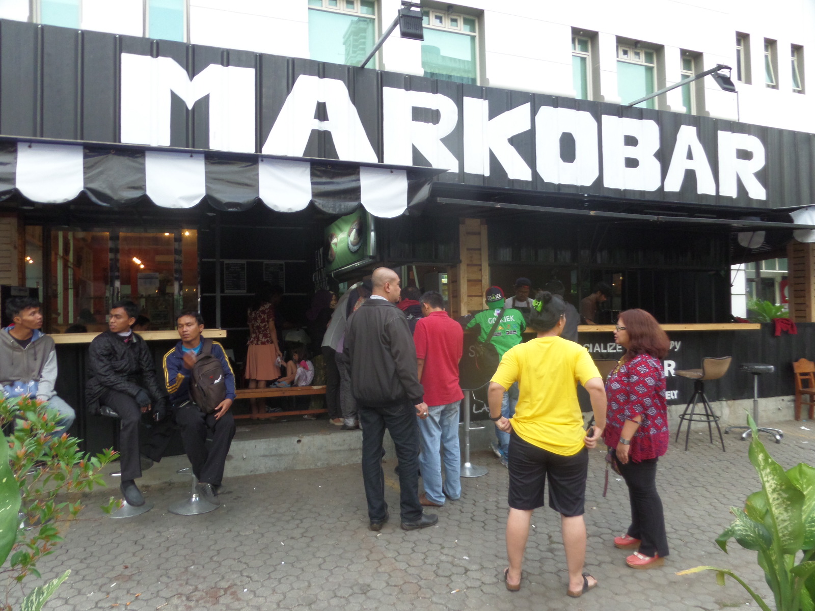 Antrean pembeli di Markobar. (suara.com/Dinda Rachmawati)