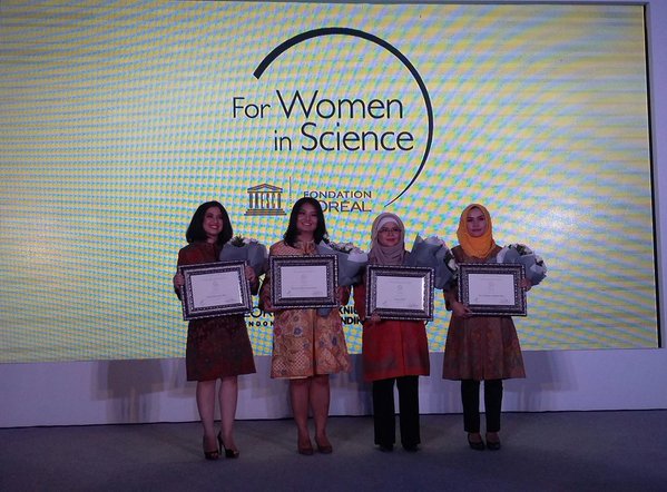 Sastia bersama pemenang program L'Oreal-UNESCO For Women in Science (FWIS) 2015. (Dok. L'Oreal) 