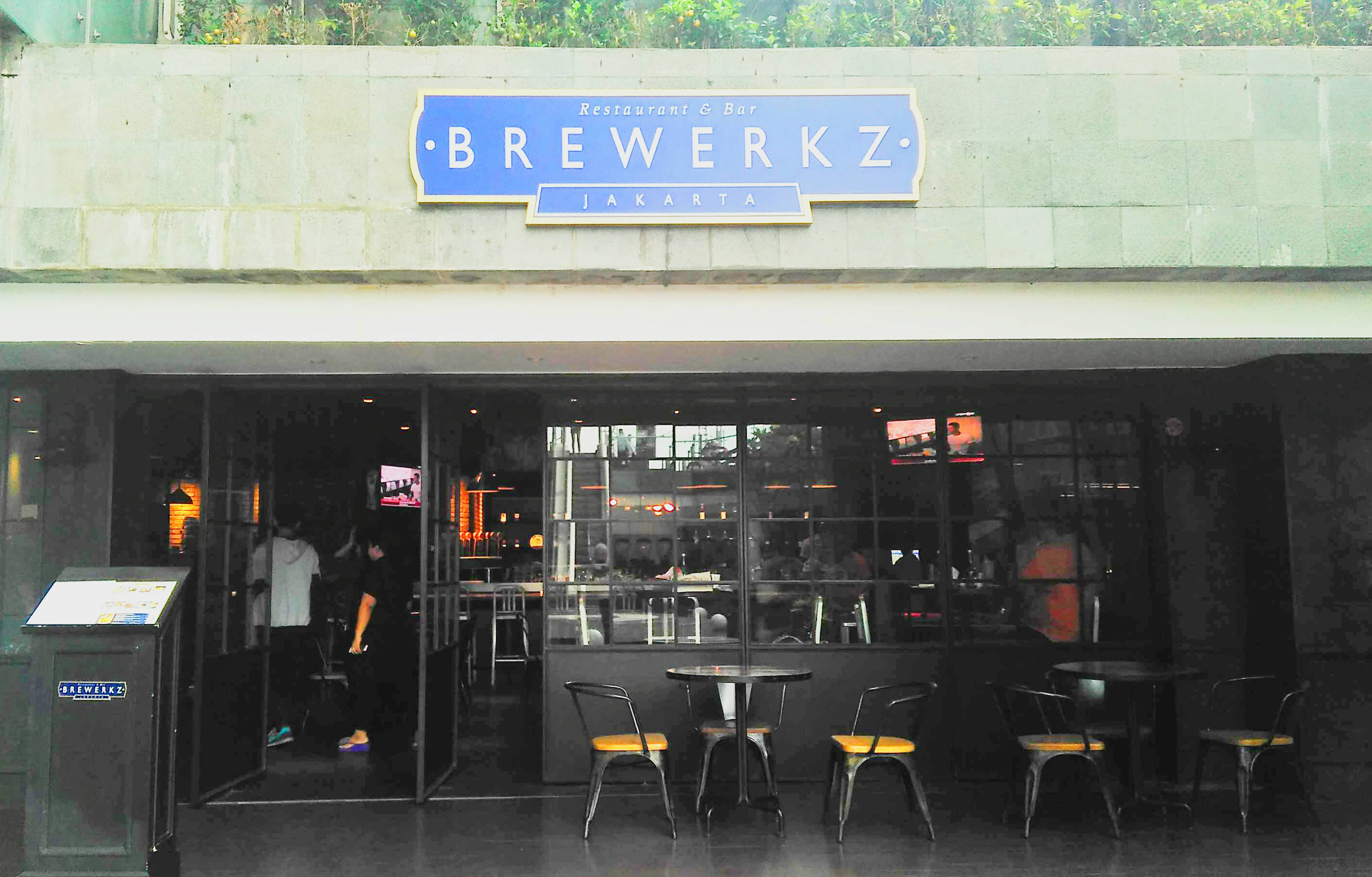 Entrance restoran Brewerkz. (suara.com/Firsta Nodia)