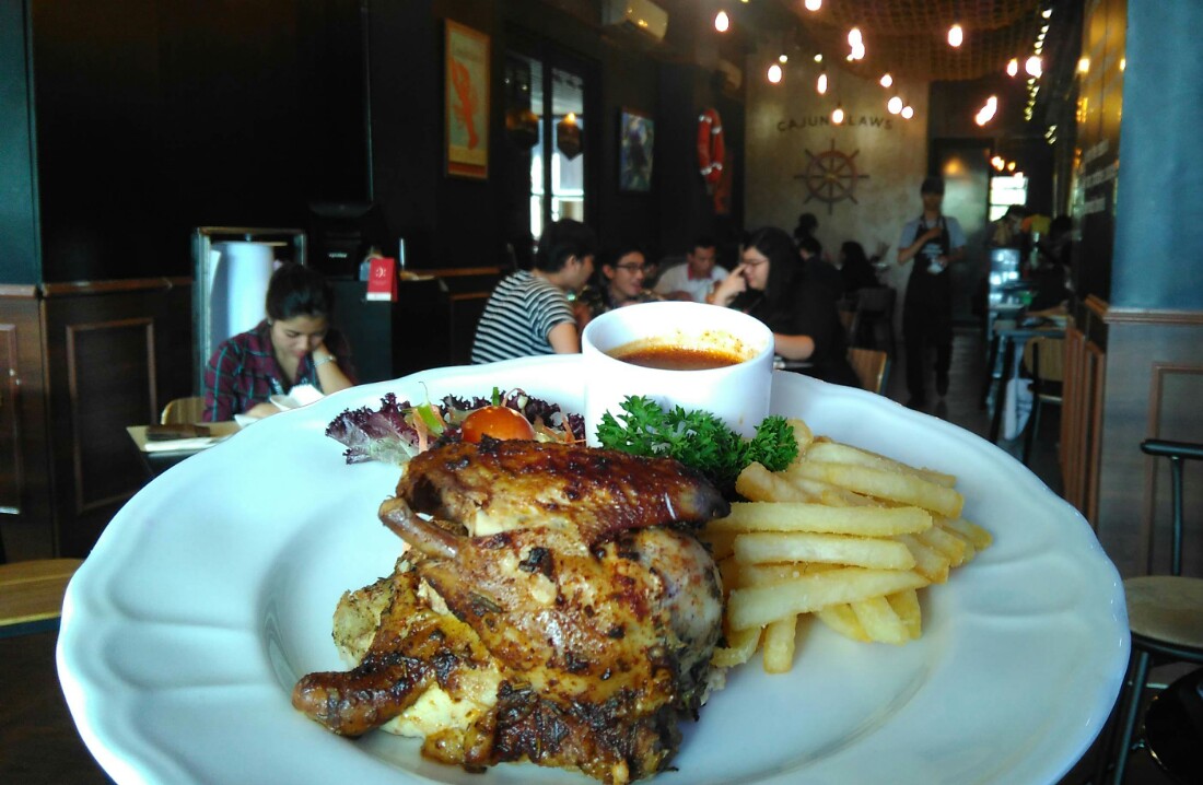 Southern roast chicken with fries dari Cajun Claws. (suara.com/Firsta Nodia)