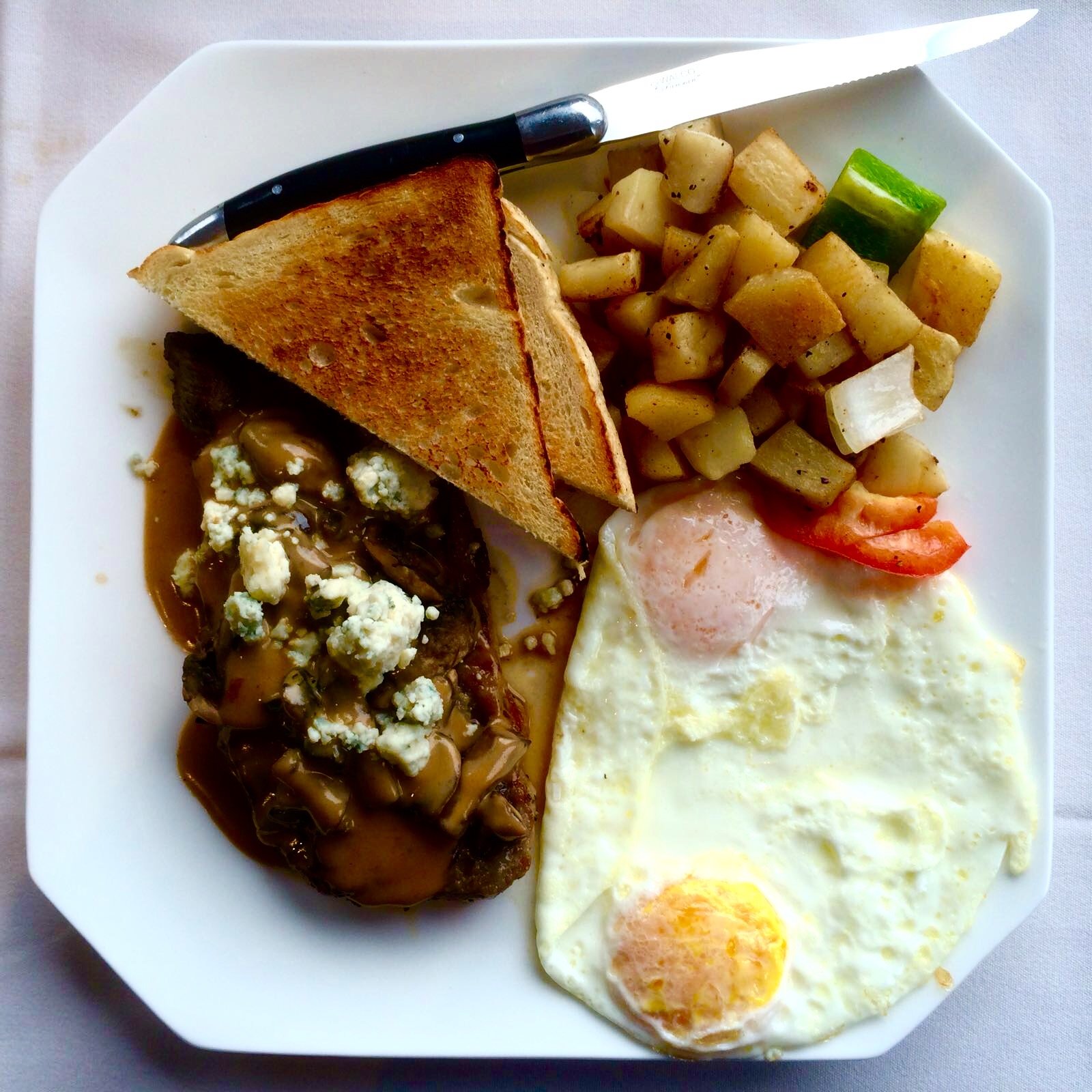 New York steak and eggs cocok untuk sarapan. (Dok. Livi Zheng)