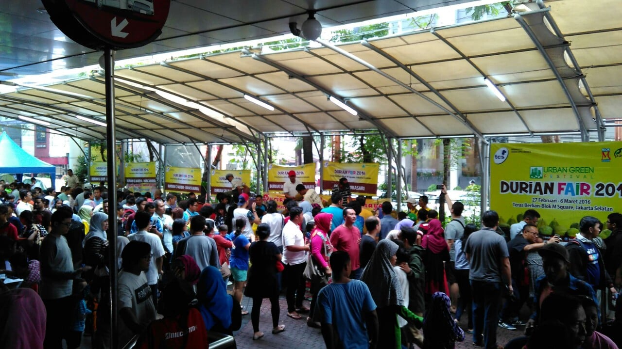 Durian Fair 2016 yang berlangsung hingga 6 Maret mendatang di Blok M Square, Jakarta, diserbu banyak pengunjung, Minggu (28/2/2016). (Suara.com/Firsta Nodia)