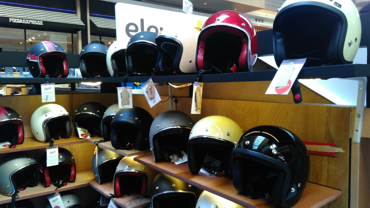 Beragam produk kebutuhan lelaki, mulai dari helm, aksesoris, korek elektrik dan lain-lain hadir di pameran Majestic yang digelar di Kota Kasablanka, Jakarta. (Suara.com/Firsta Nodia)