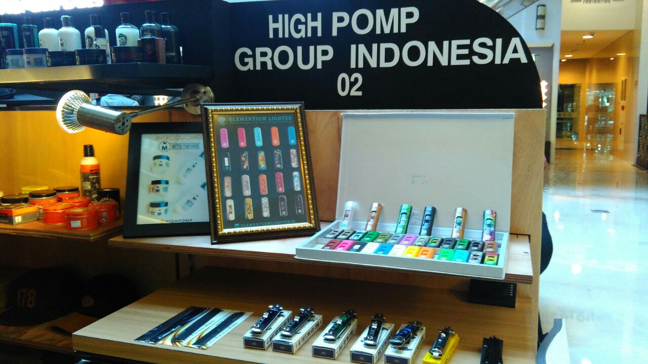 Beragam produk kebutuhan lelaki, mulai dari helm, aksesoris, korek elektrik dan lain-lain hadir di pameran Majestic yang digelar di Kota Kasablanka, Jakarta. (Suara.com/Firsta Nodia)