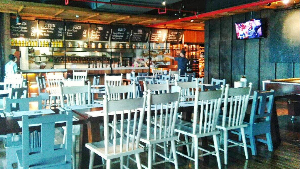 Interior restoran Pesto Autentico yang ditata dalam gaya romantic vintage. (suara.com/Firsta Nodia)