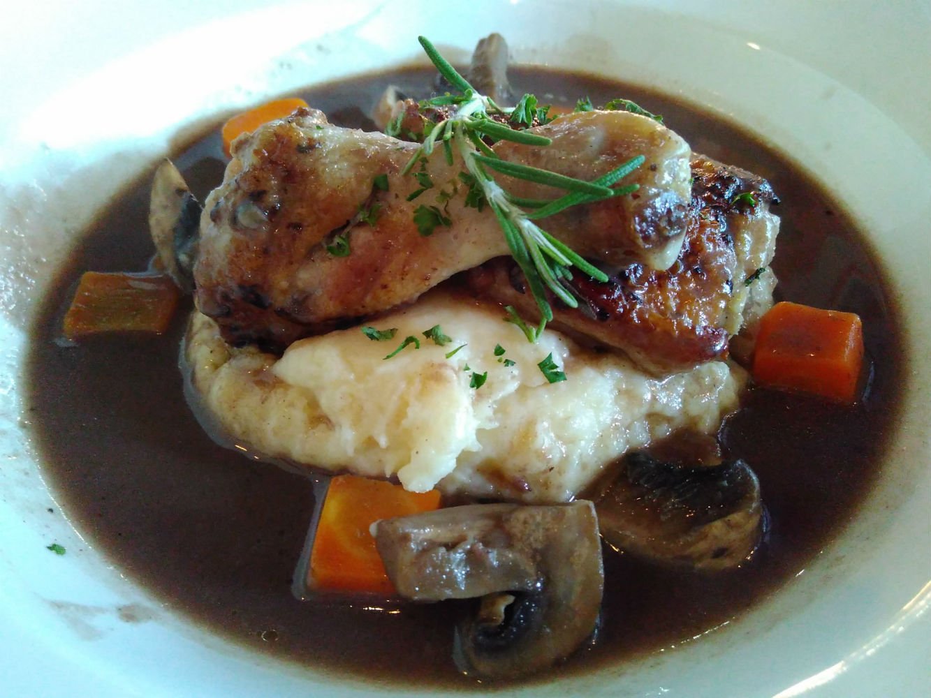 Chicken au vin, salah satu menu favorit di Branche Bistro. (Suara.com/Dinda Rachmawati)