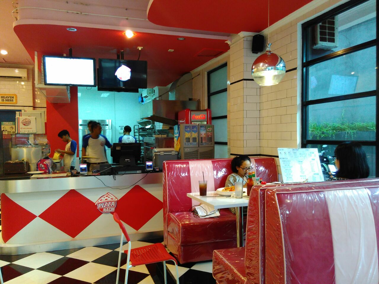 Interior kedai Pizza Nagih yang bergaya retro. (suara.com/Dinda Rachmawati)