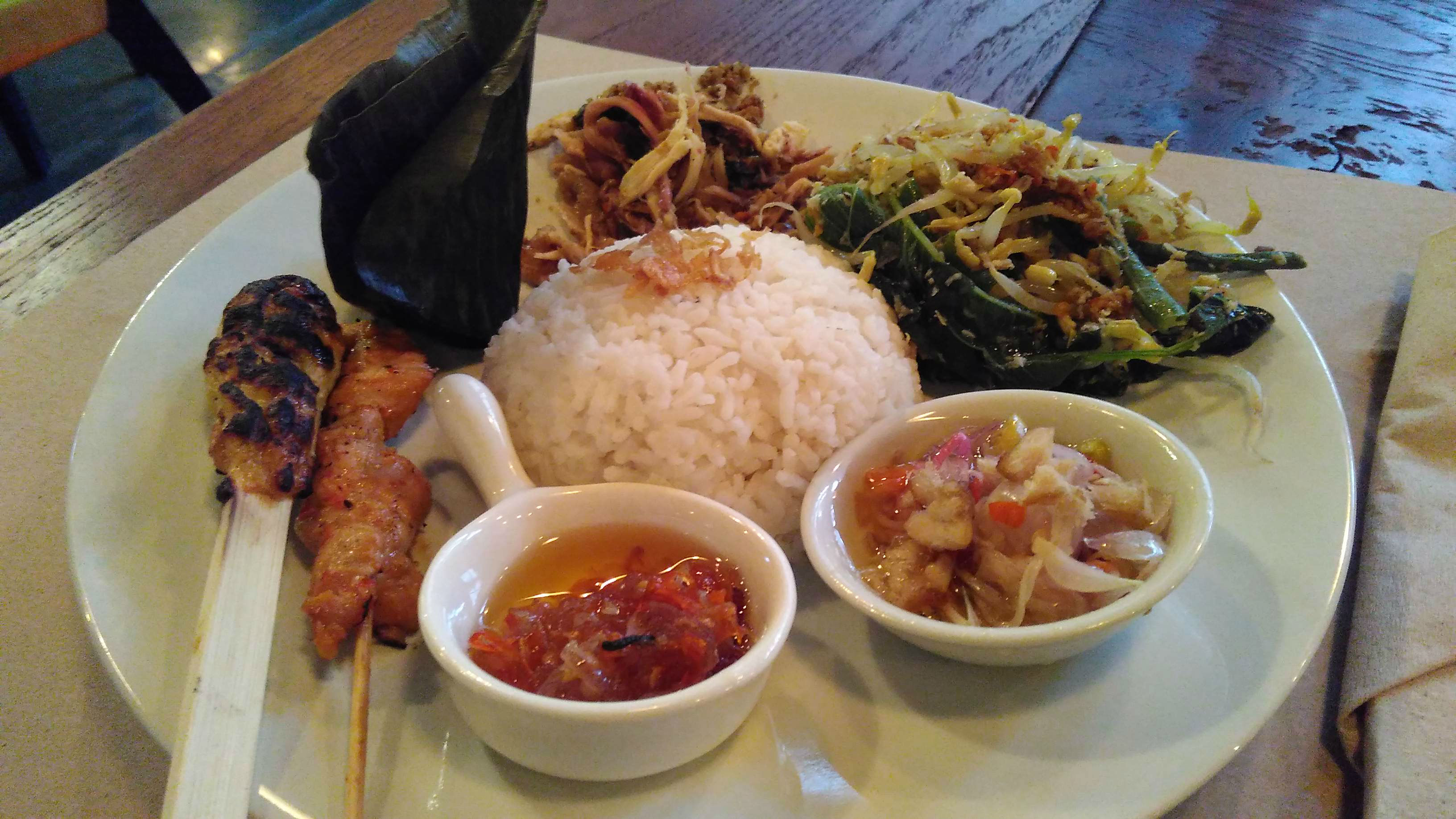 Nasi Ayam Betutu khas Bali, salah satu menu yang ada di The Chubbyhole. (Suara.com/Firsta Nodia