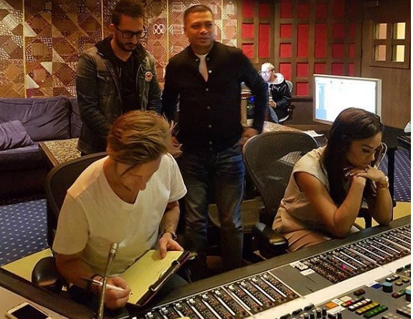 Foto Krisdayanti dan suaminya, Raul Lemos saat berada di NRG Recording Studios, AS. (Instagram: Krisdayantilemos)