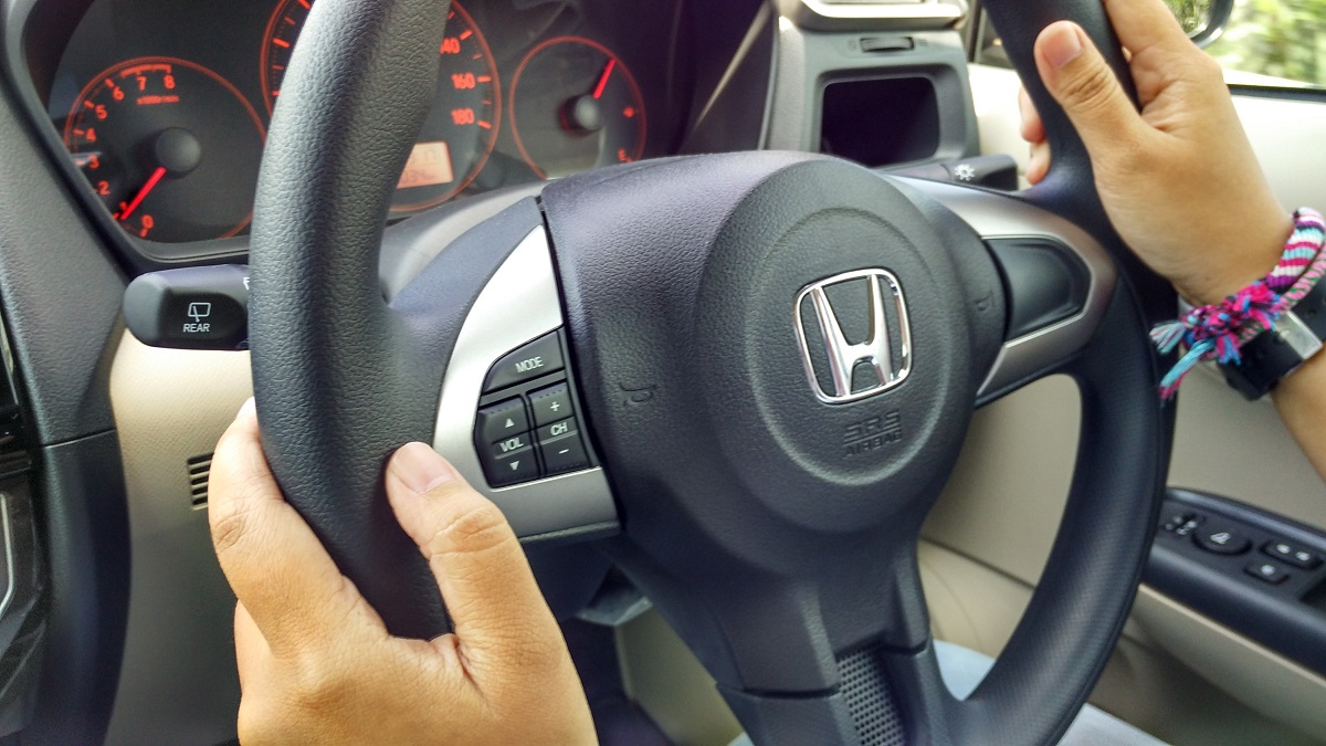 Lingkar kemudi New Honda Brio Satya yang dilengkap dengan fitur audio steering switch control (Suara.com/Insan Akbar Krisnamusi). 