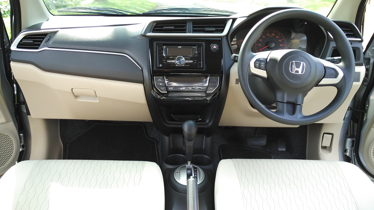 Penampakan dashboard New Honda Brio Satya (Suara.com/Insan Akbar Krisnamusi). 