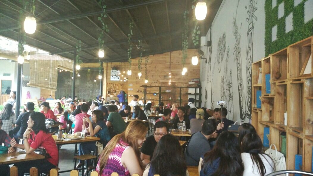 Momo Milk Barn, kafe berkonsep semi terbuka layaknya berada di peternakan sapi. (Suara.com/Firsta Putri)