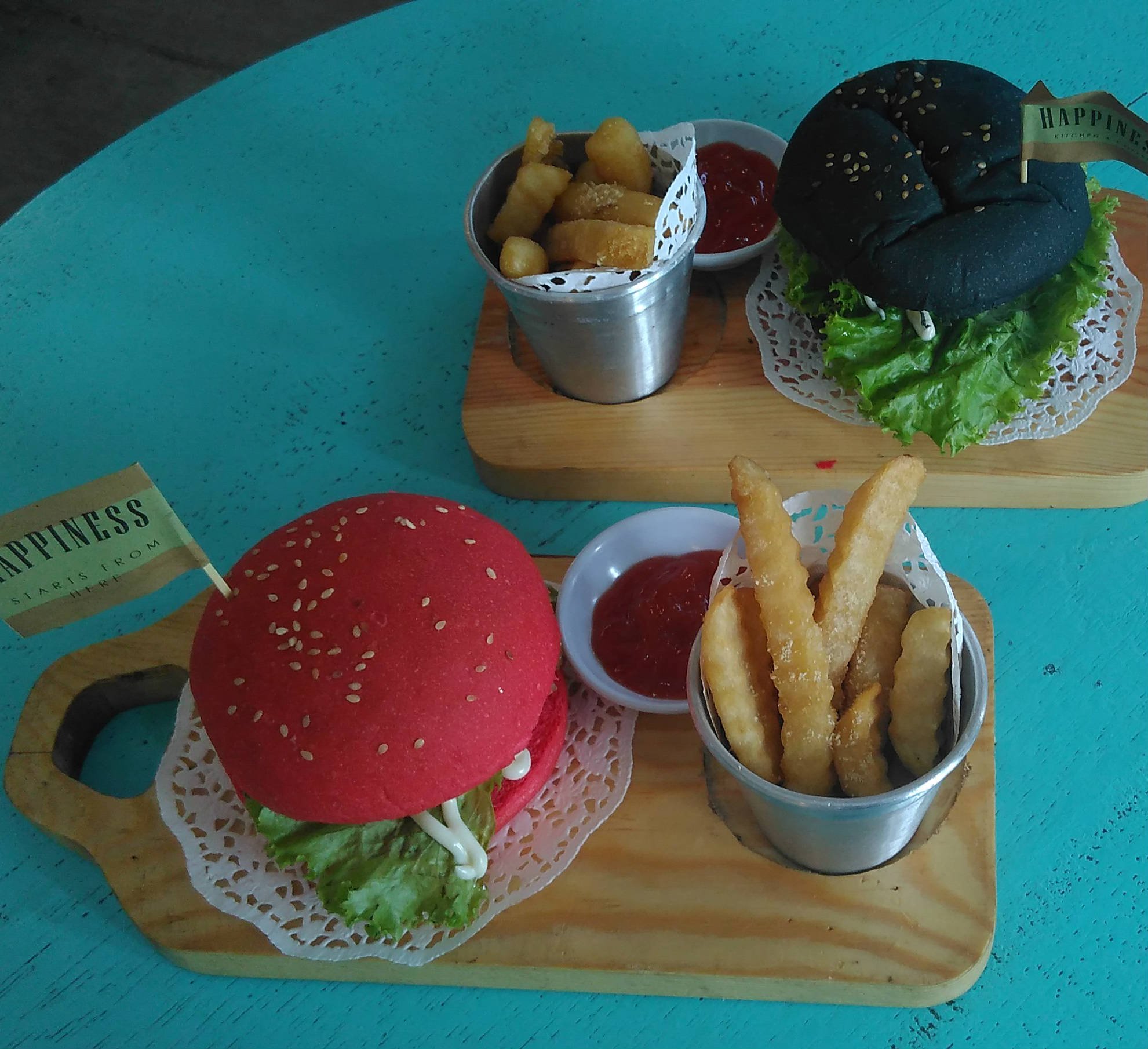 Burger warna warni ala Happiness. (suara.com/Dinda Rachmawati)