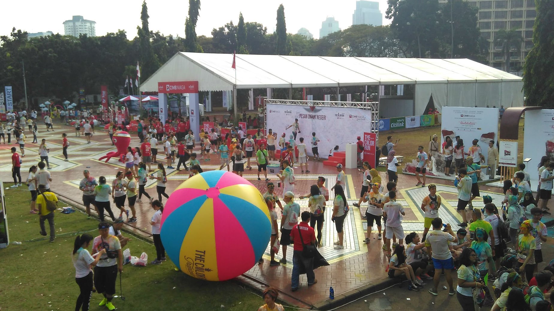 Pembukaan lomba lari 5K 'The Color Run presented by CIMB Niaga' di Parkir Timur Senayan, Jakarta, Minggu (7/8/2016). (Suara.com/Dinda Rachmawati)