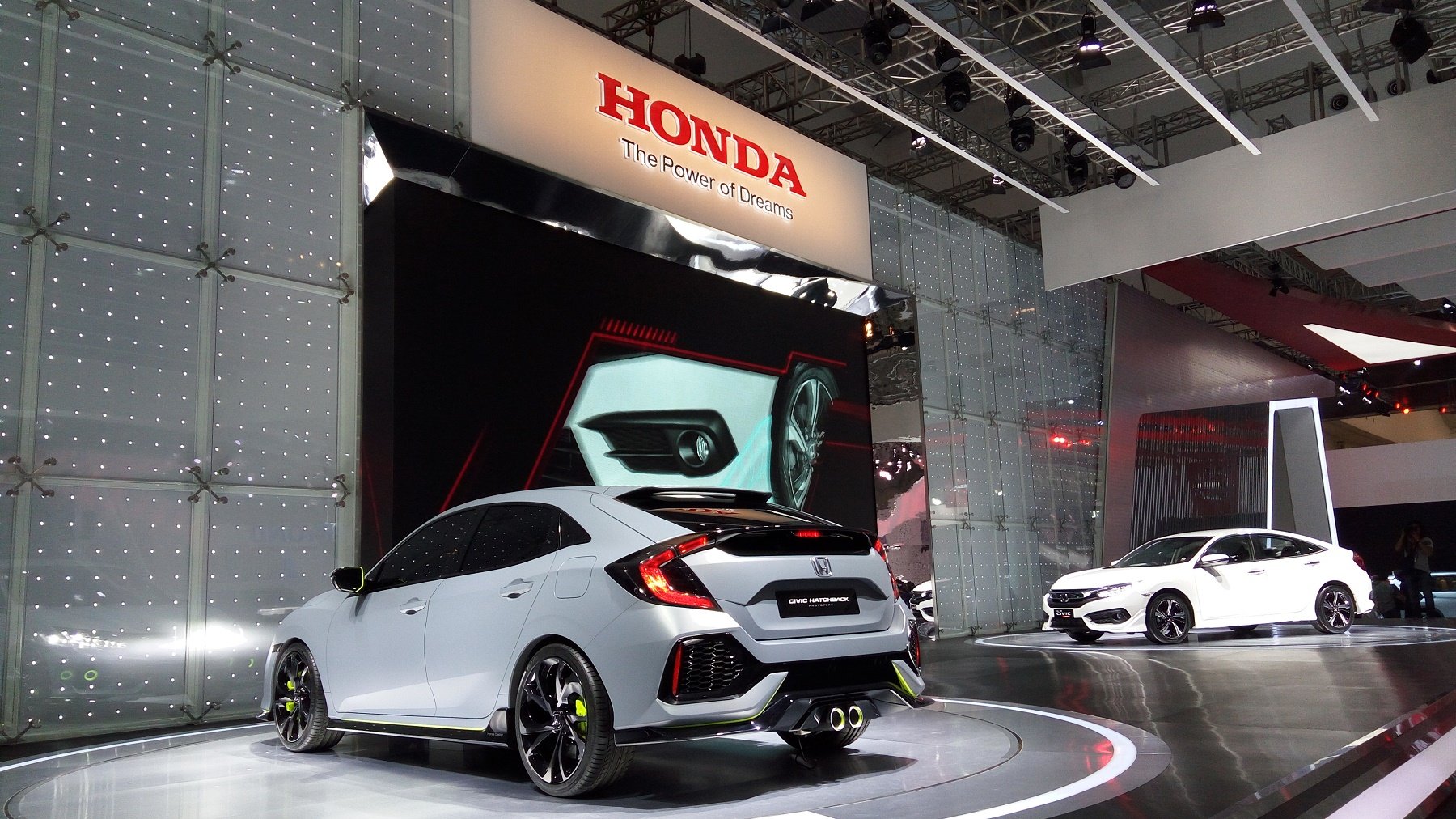 Honda Civic Hatchback Turbo dipamerkan di GIIAS 2016 di BSD City, Tangerang, Banten, Kamis (11/8) [Suara.com/Liberty Jemadu].