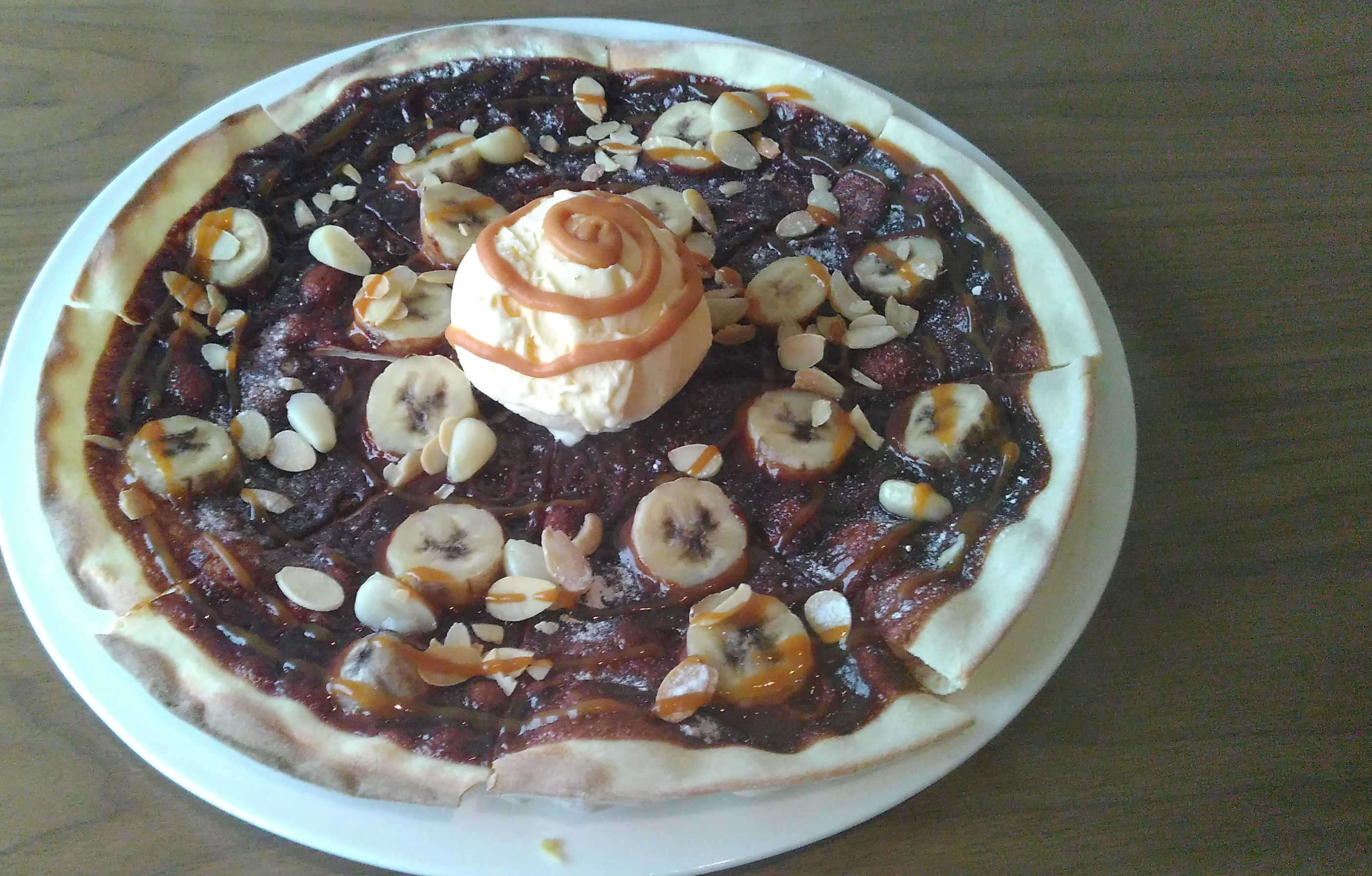 Banana chocolate pizza ala 'Mad for Garlic. (suara.com/Dinda Rachmawati)