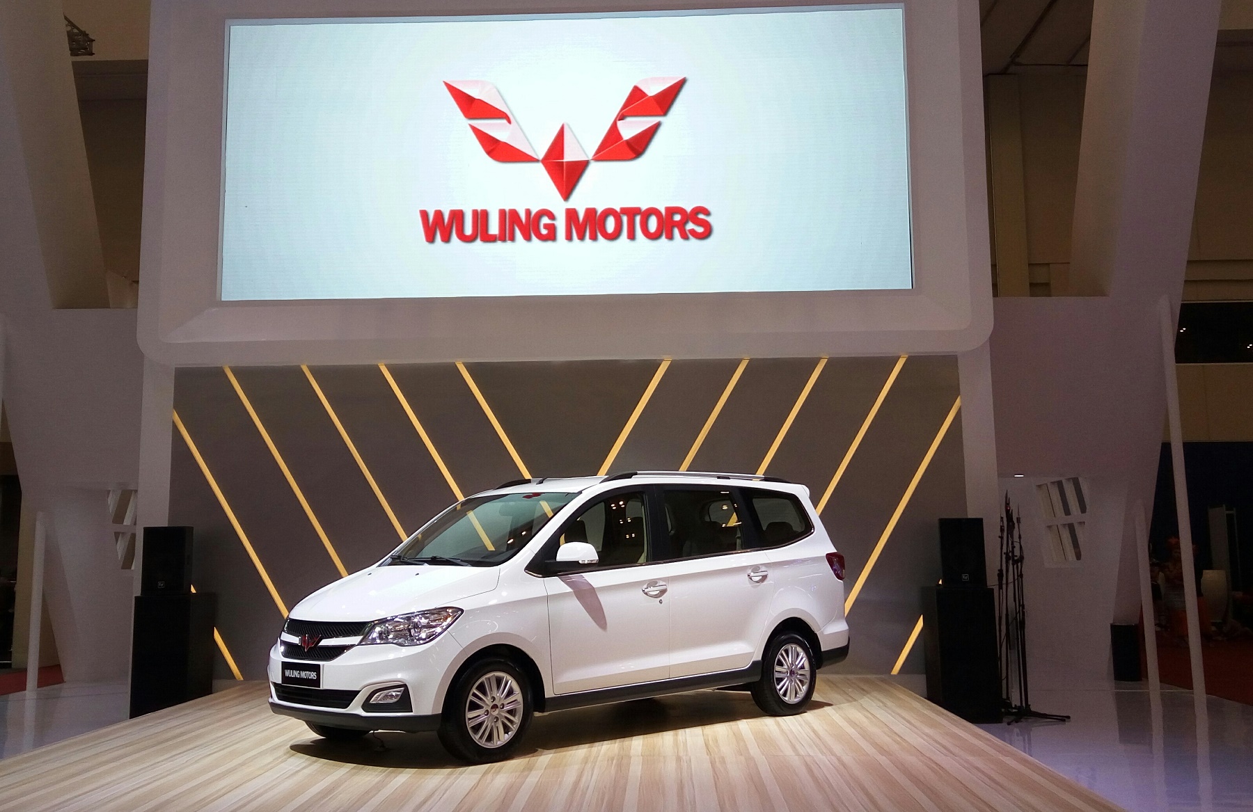 Salah satu model mobil Wuling Motors yang dipamerkan di GIIAS 2016 pada Kamis (11/8) [Suara.com/Liberty Jemadu].