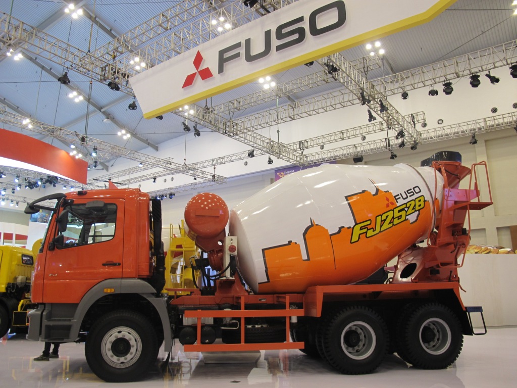 Mitsubishi Fuso FJ2528 yang difungsikan sebagai truk mixer dipamerkan di arena GIIAS 2016 yang digelar di ICE, BSD, Banten selama 11-21 Agustus 2016 (PT Krama Yudha Tiga Berlian/Suara.com)