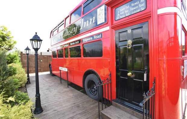 Bus antik Double Decker tahun 1960an disulap menjadi tempat penginapan unik yang kini diberi nama Trafalgar Square . (Foto: North News)