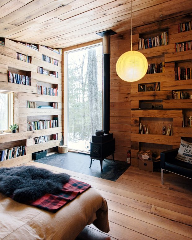 The Hemmelig Rom, guest house sekaligus perpustakaan yang terletak dalam sebuah hutan di New York, AS. (Foto: Jason Koxvold/Studio Padron)