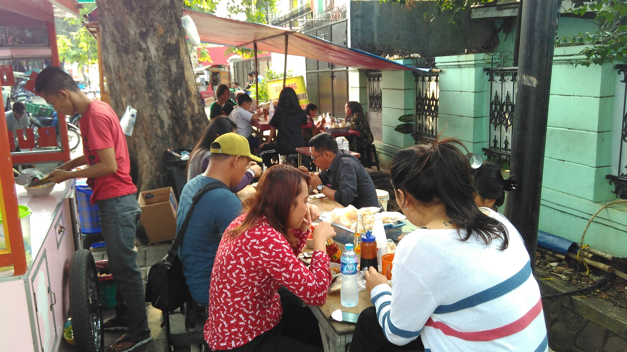 Bakso Gondrong selalu ramai dipadati pembeli. (Suara.com/Dinda Rachmawati)