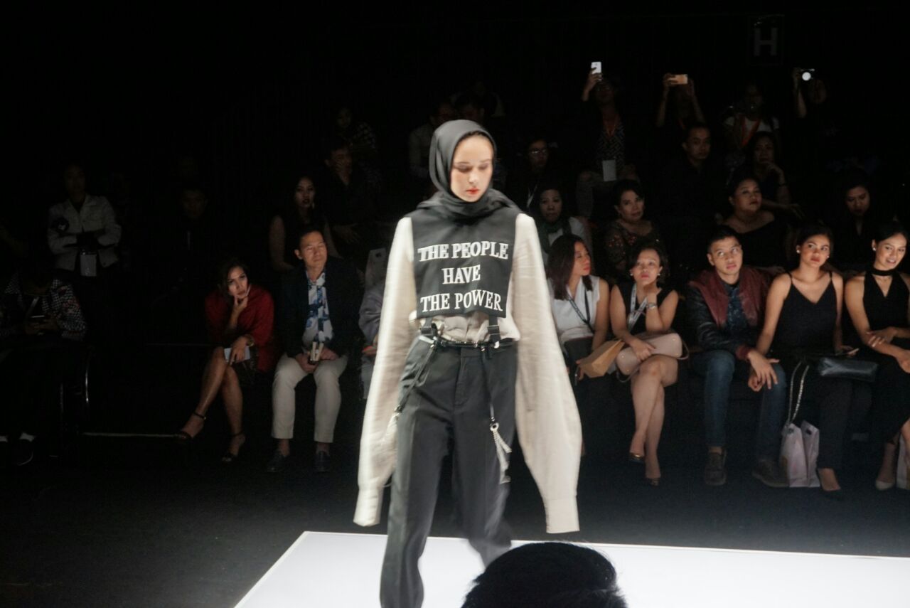 'The Writer Songs', koleksi terbaru Jenahara yang dipamerkan dalam Jakarta Fashion Week 2017. (Suara.com/Dinda Rachmawati)