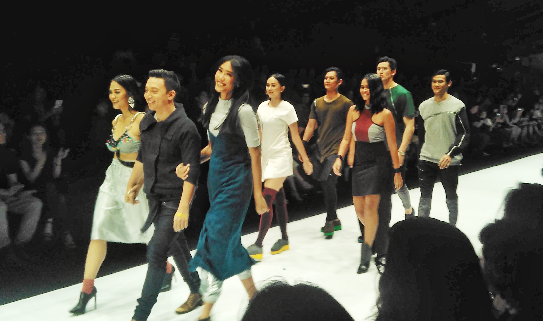 Sejumlah selebriti Indonesia menjadi 'bintang pertunjukan' di fashion show bertema 'Tribute to Legend' di JFW 2017 hari kedua, Minggu (23/10/2016). (Foto: Suara.com/Dinda Rachmawati)