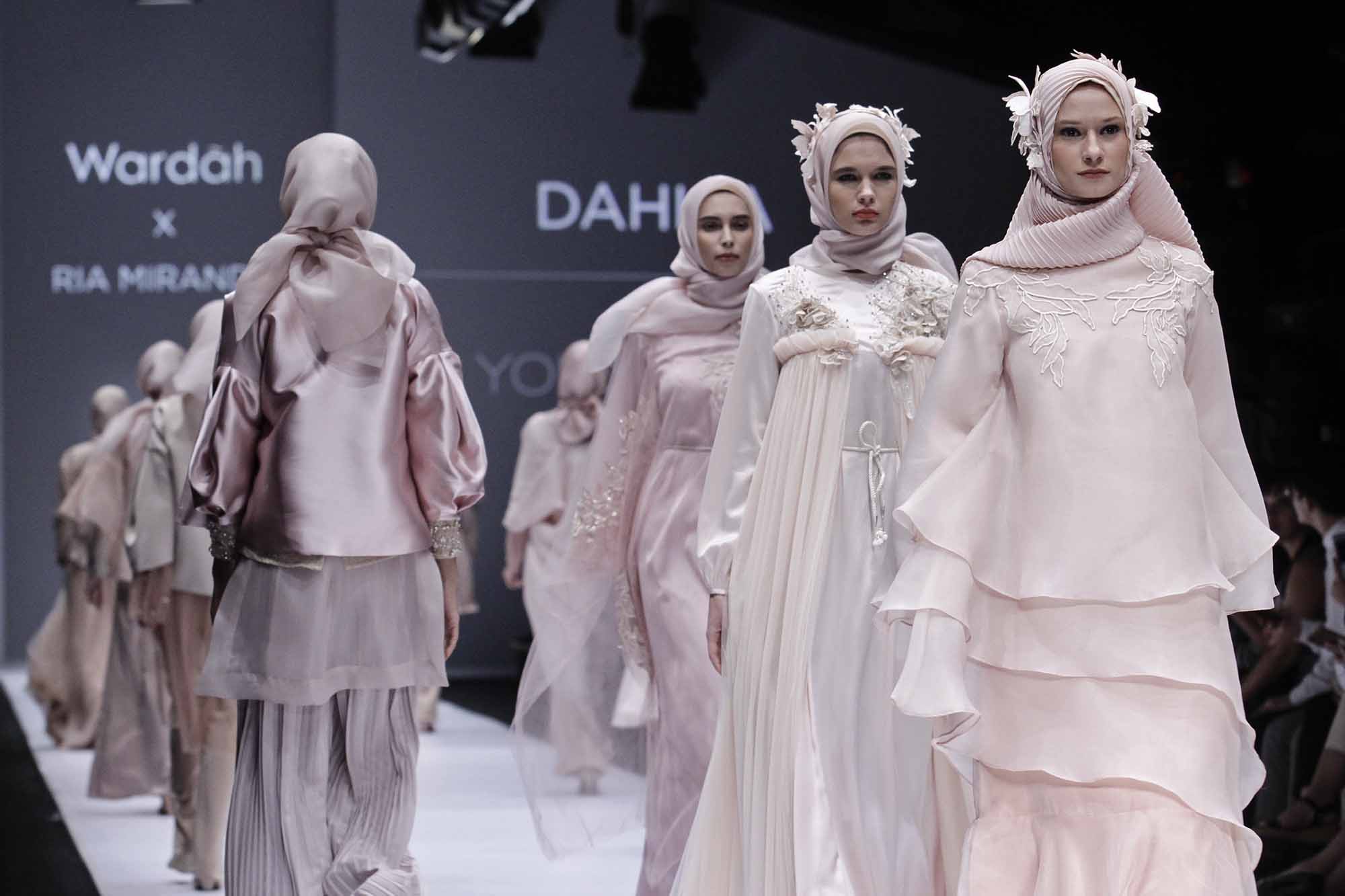 Koleksi Ria Miranda di JFW 2017