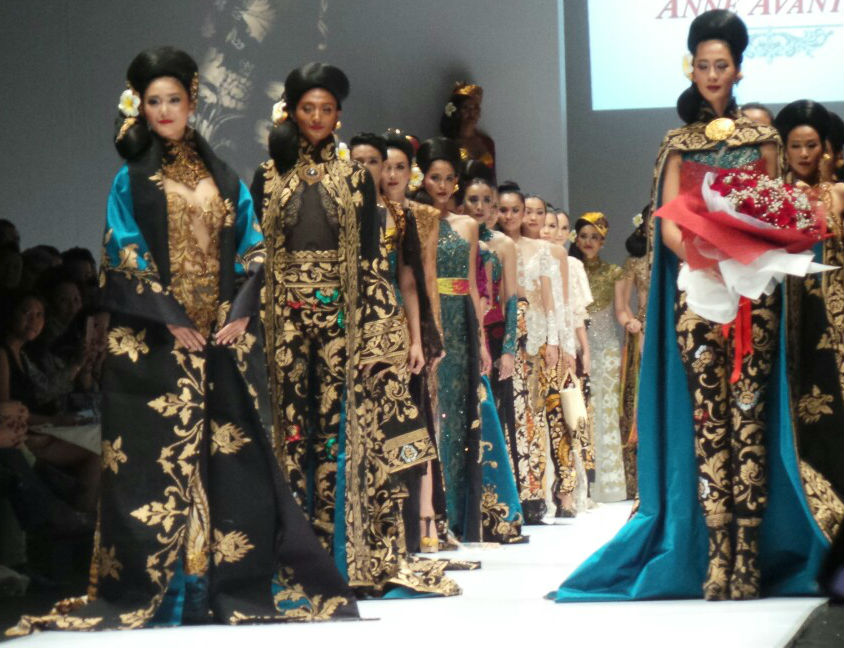 Koleksi 'Jangi Janger' rancangan Anne Avantie yang dipamerkan di JFW 2017 terinspirasi dari keindahan seni dan budaya Bali. (Suara.com/Dinda Rachmawati)