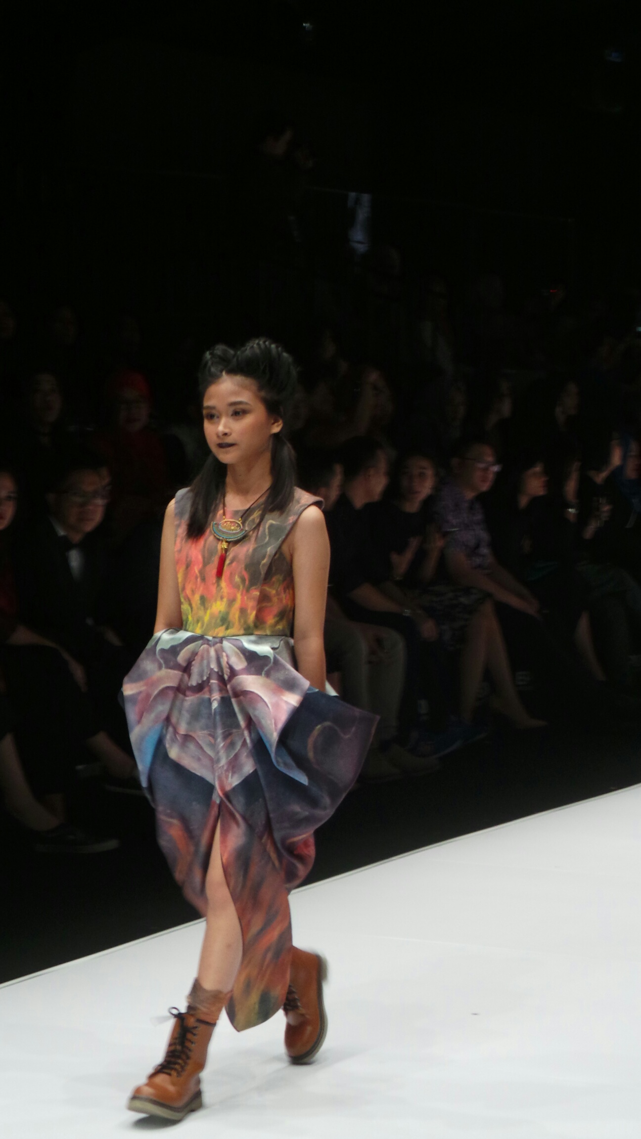 Koleksi penuh warna dari Sky.inc dan Dee Project bersama Epson di JFW 2017. (Suara.com/Dinda Rachmawati)