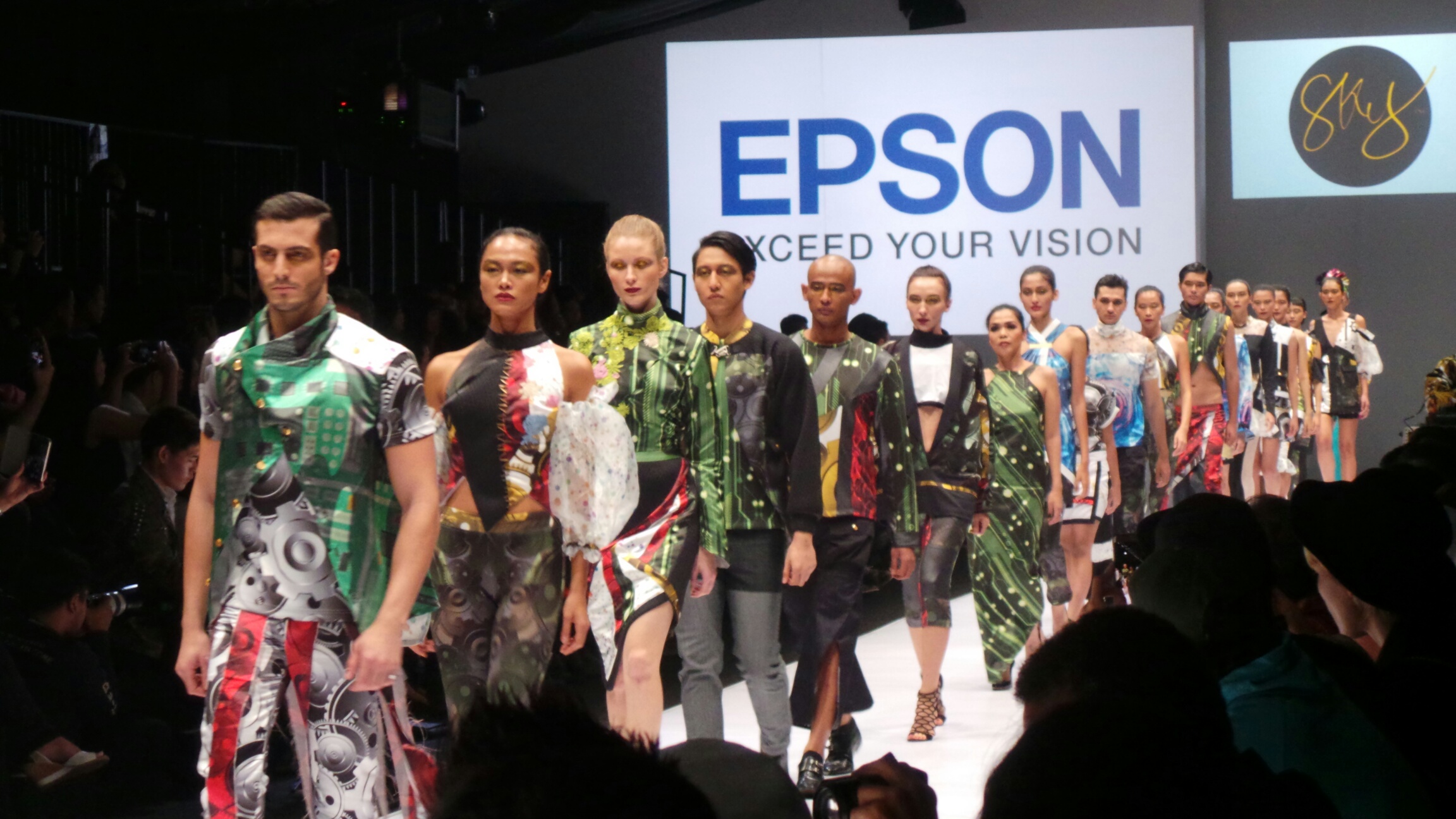 Koleksi penuh warna dari Sky.inc dan Dee Project bersama Epson di JFW 2017. (Suara.com/Dinda Rachmawati)