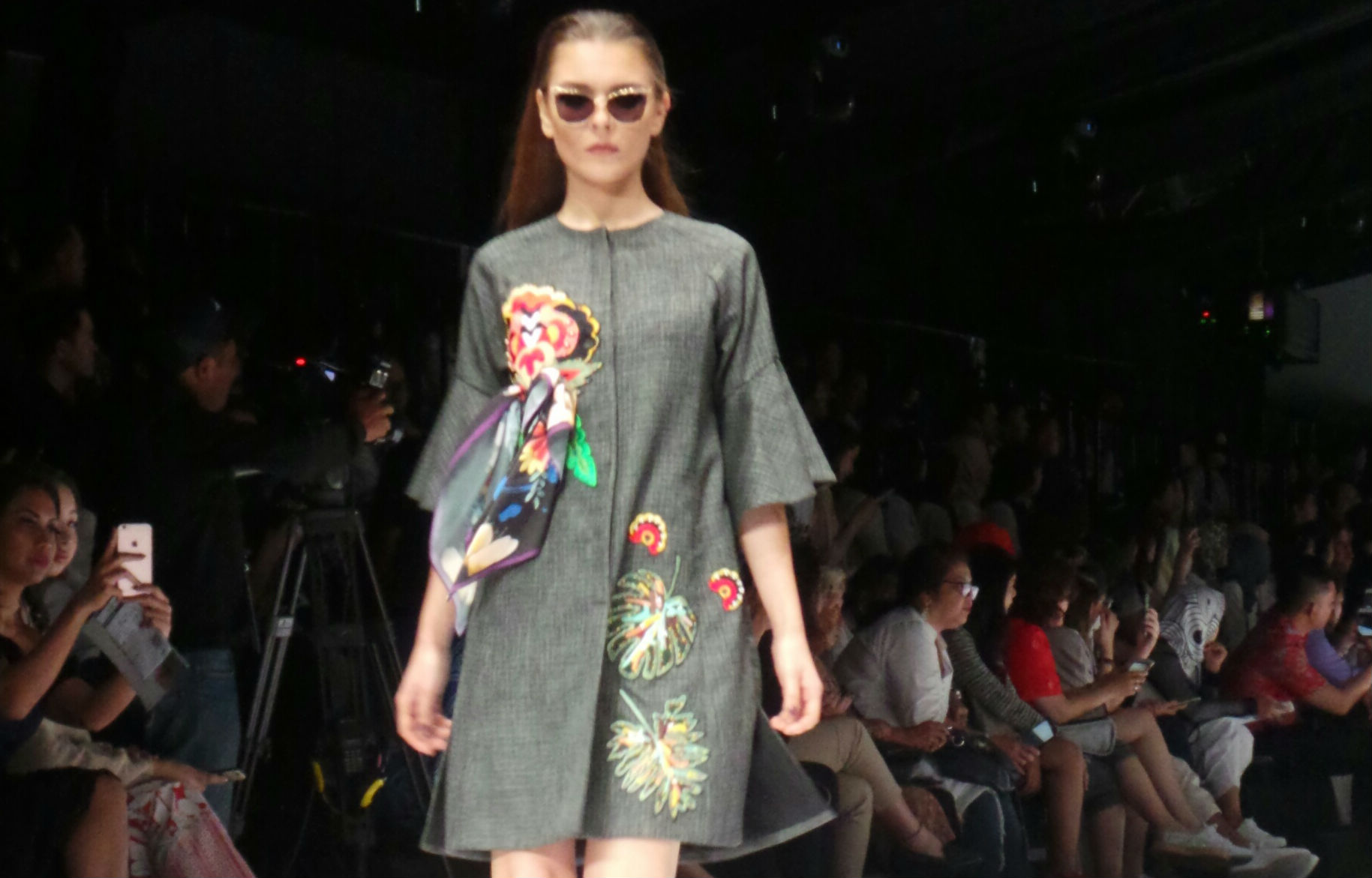 Koleksi 'Dark Blossom' rancangan Mel Ahyar yang dipamerkan di JFW 2017. (Suara.com/Dinda Rachmawati)