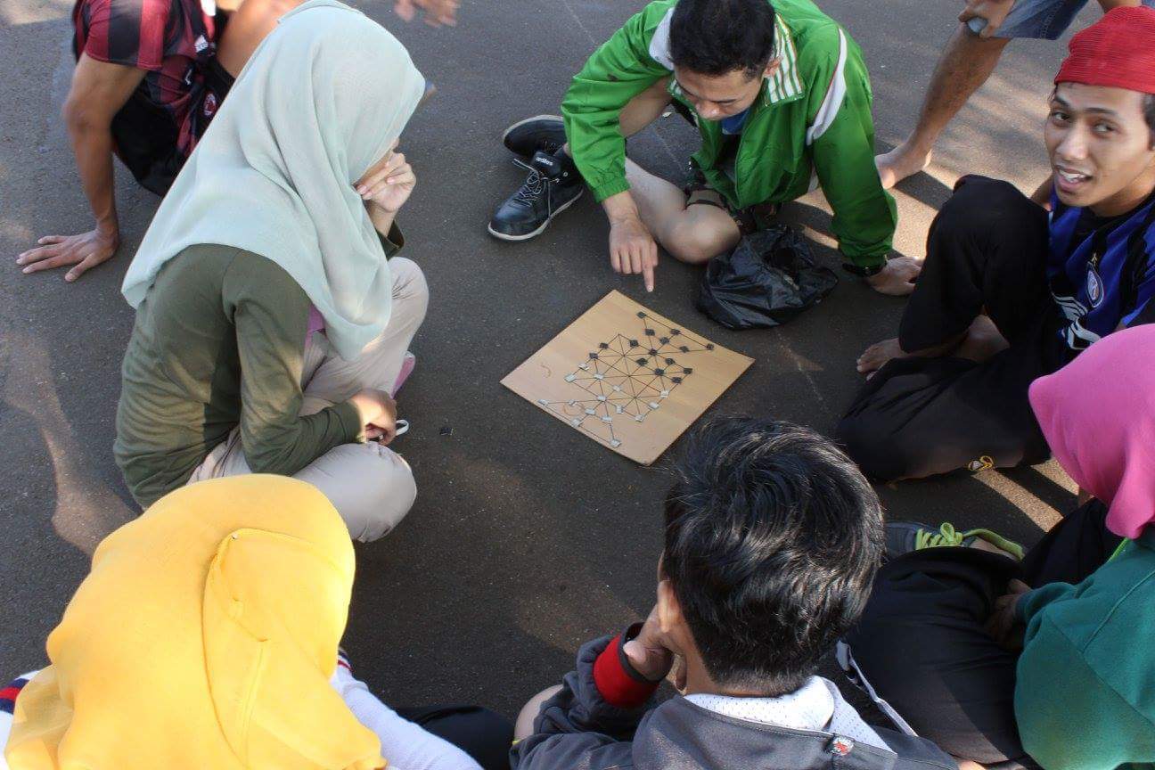 Komunitas Kampoeng Hompipa memberikan edukasi dan mengenalkan berbagai macam permainan tradisional pada anak-anak usia sekolah dasar. (Foto Dok. Kampoeng Hompipa)