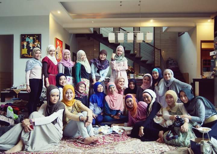 Misi syiar Islam Hijabers Community (HC) tak hanya melalui busana muslim, tapi juga berbagai program islami.