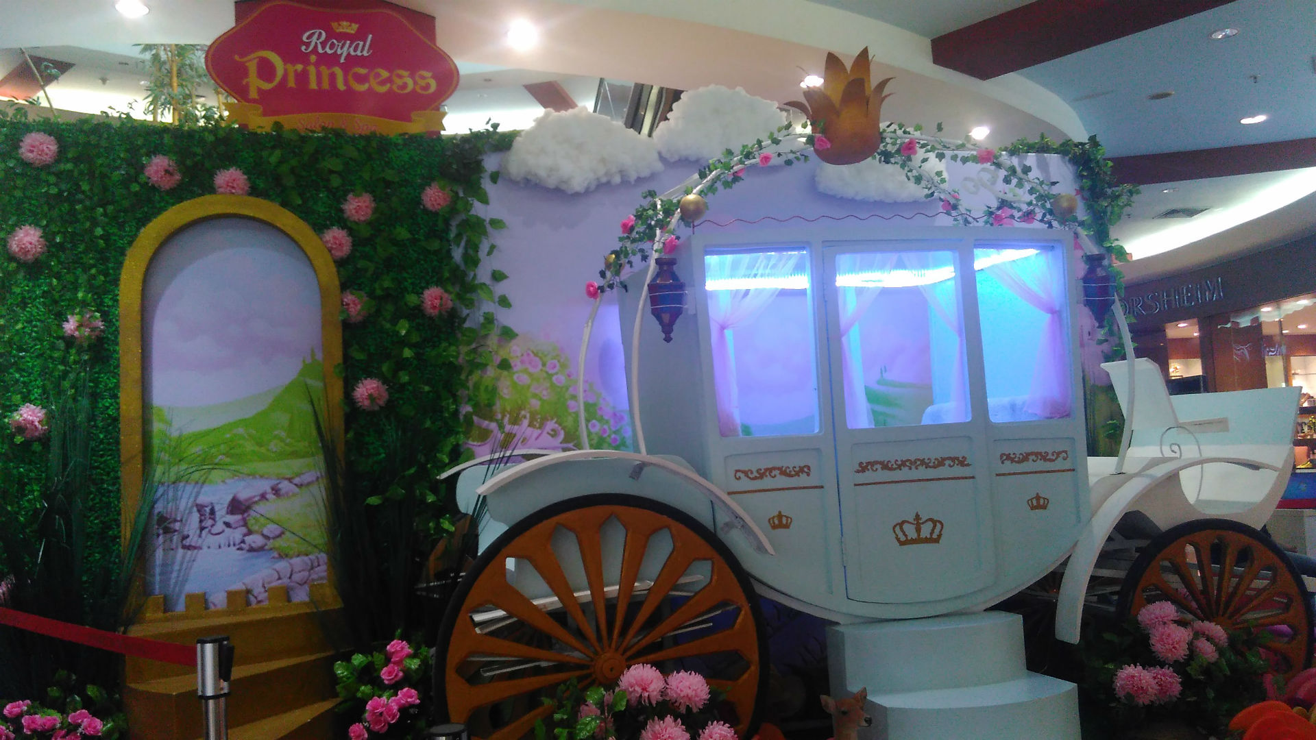 Pondok Indah Mall menghadirkan 'Winter Wonderland' menyambut Natal dan Tahun Baru 2107. (Suara.com/Dinda Rachmawati)