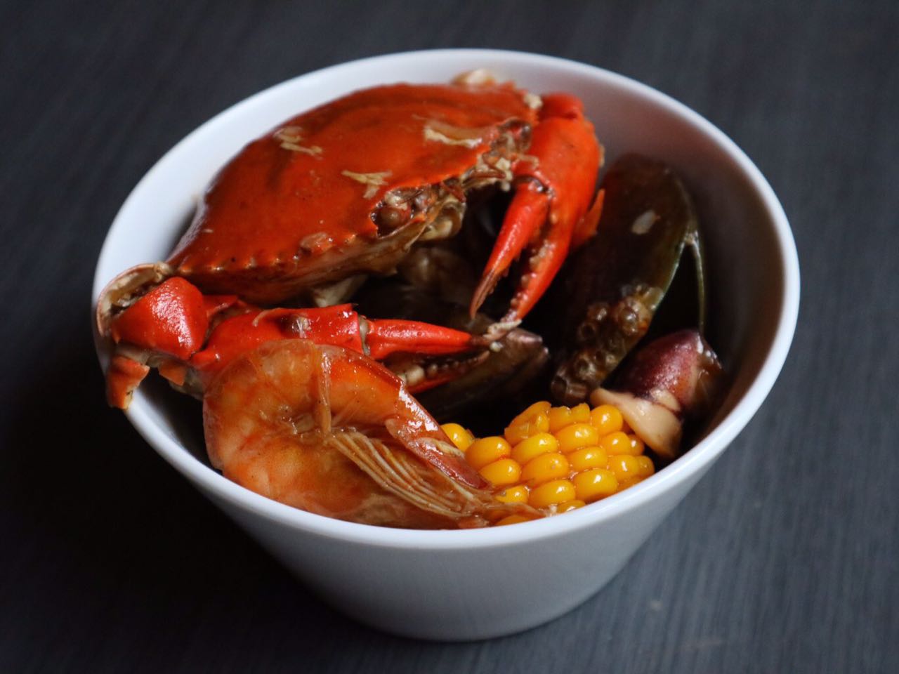 Kepiting Nyinyir menawarkan menu seafood ala Louisiana Style secara online. (Suara.com/Dinda Rachmawati)