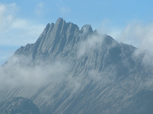 Puncak Jaya yang populer pula dengan sebutan Pegunungan Jayawijaya, Papua. (Foto: Alfindra Primaldhi/Wikipedia)