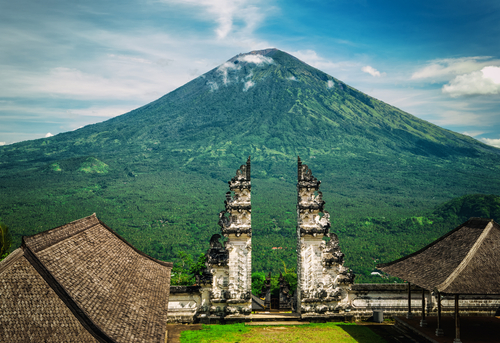 Gunung Agung dilihat dari Candi Lempuyang, Bali, Indonesia. (Shutterstock)