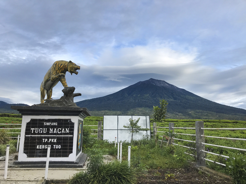 Gunung Kerinci dilihat dari Simpang Tugu Macan, Desa Kersik Tuo, Jambi. (Shutterstock)