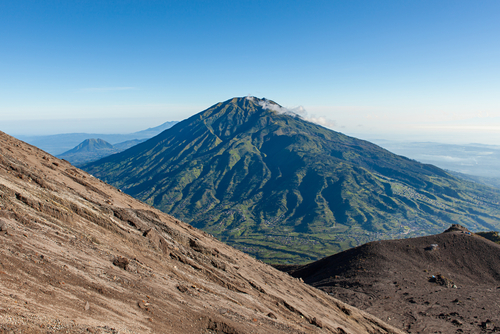 Gunung Merbabu dilihat dari Gunung Semeru. (Shutterstock)