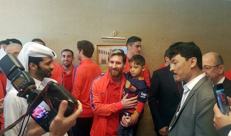 Lionel Messi menggendong Murtaza Ahmadi [AFP]